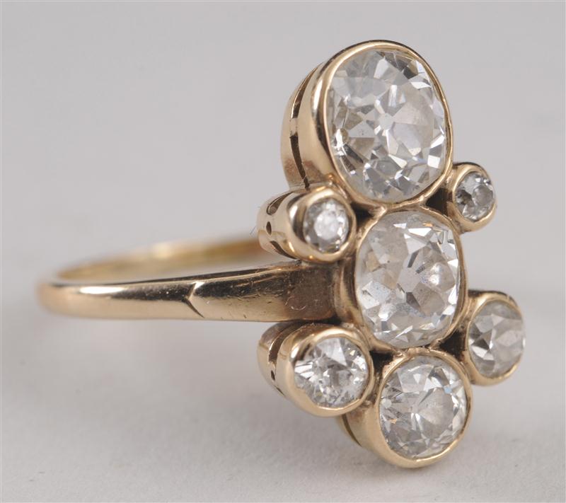 CONTEMPORARY DIAMOND AND GOLD RING 13db05