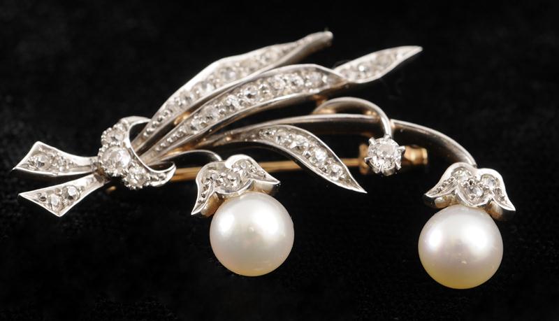 GOLD DIAMOND AND PEARL BROOCH In
