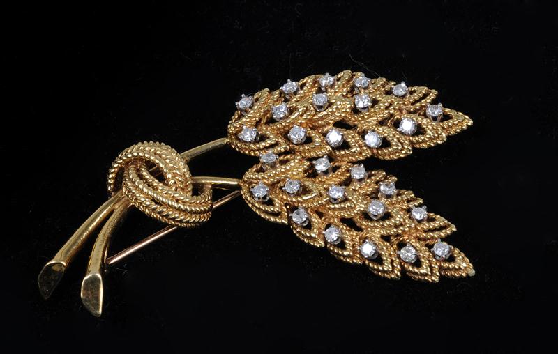 GOLD AND DIAMOND BROOCH In the 13db2c