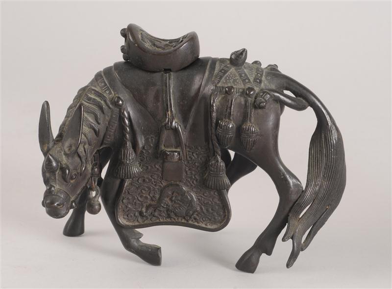 CHINESE BRONZE FIGURE OF A HORSE 13db39