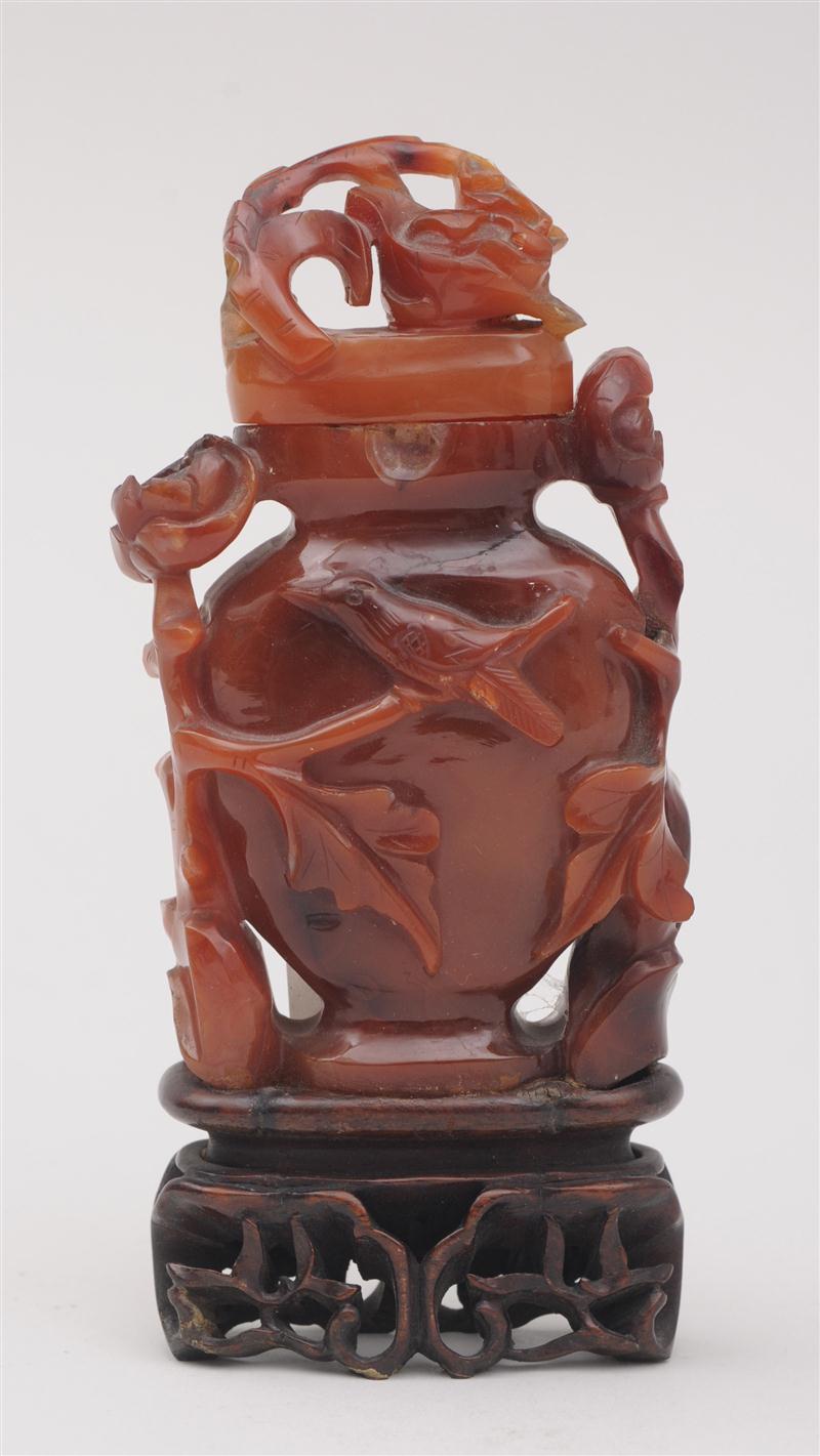 CHINESE CARVED AGATE SNUFF BOTTLE 13db82