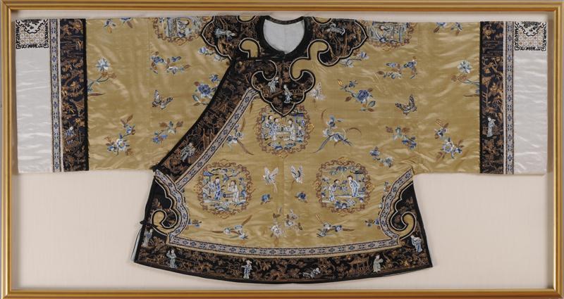 CHINESE TAN GROUND SILK EMBROIDERED 13dba6