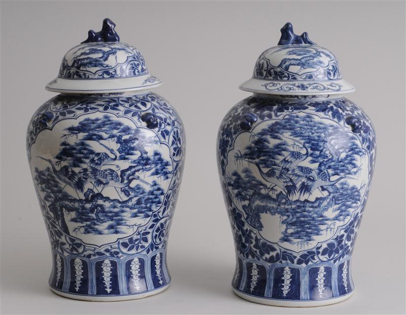 PAIR OF CHINESE BLUE AND WHITE 13dbe5