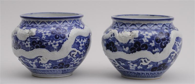 PAIR OF JAPANESE BLUE AND WHITE 13dc03