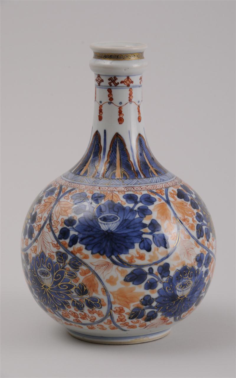 JAPANESE IMARI PORCELAIN BOTTLE-FORM