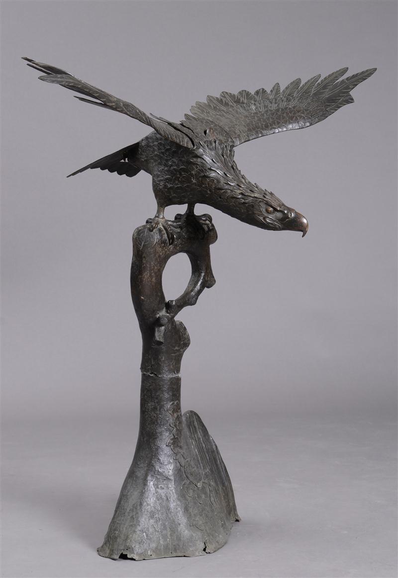 JAPANESE BRONZE FIGURE OF AN EAGLE 13dc1c