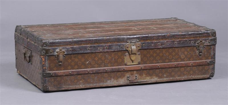 VINTAGE LOUIS VUITTON TRUNK With 140e54