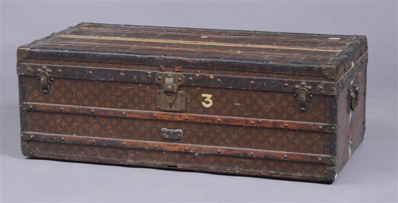 VINTAGE LOUIS VUITTON TRUNK With 140e55