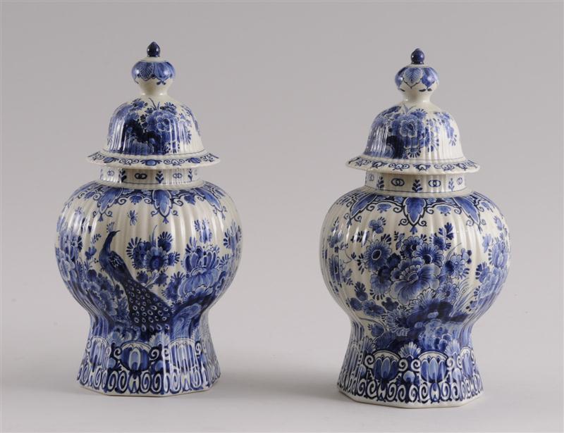 PAIR OF DELFT BLUE AND WHITE OCTAGONAL 140ebe