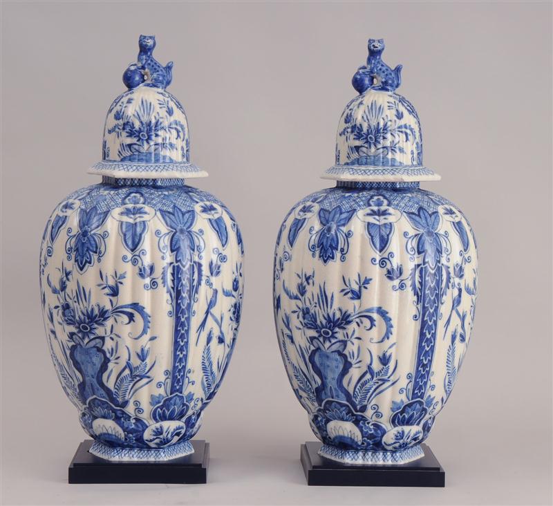 PAIR OF DUTCH DELFT BLUE AND WHITE 140ebd