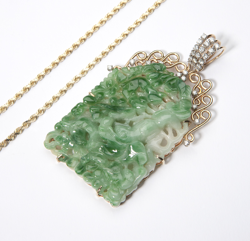 The large green and white pendant 140fd3