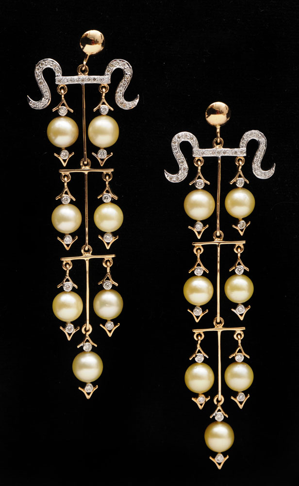 PAIR OF YELLOW GOLD GOLDEN PEARL