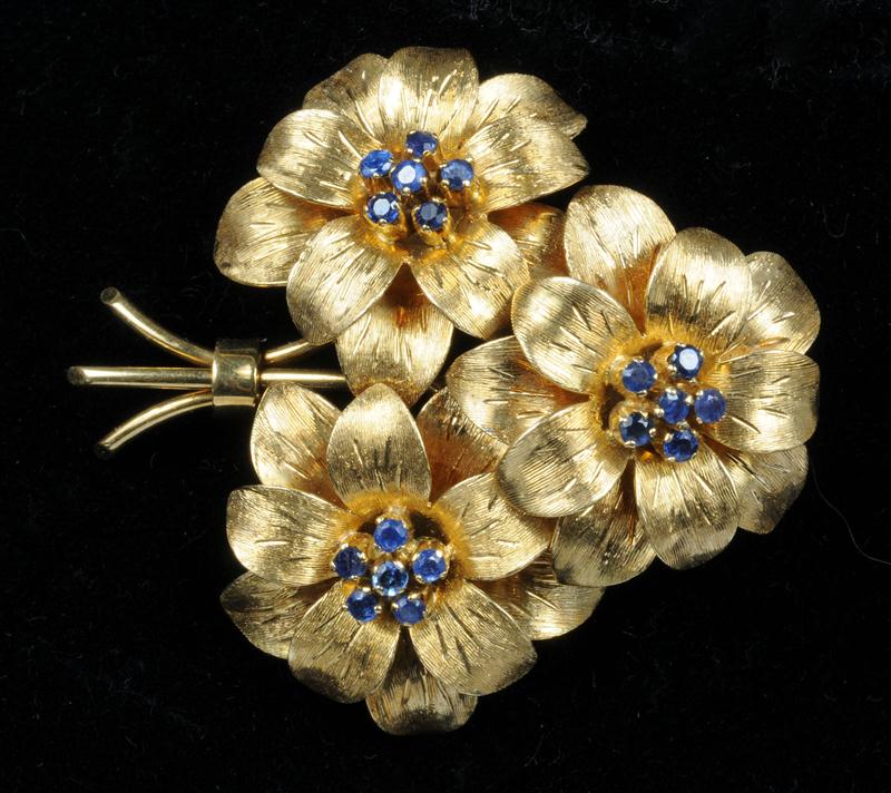 18K GOLD AND SAPPHIRE FLOWER BROOCH 1410a6