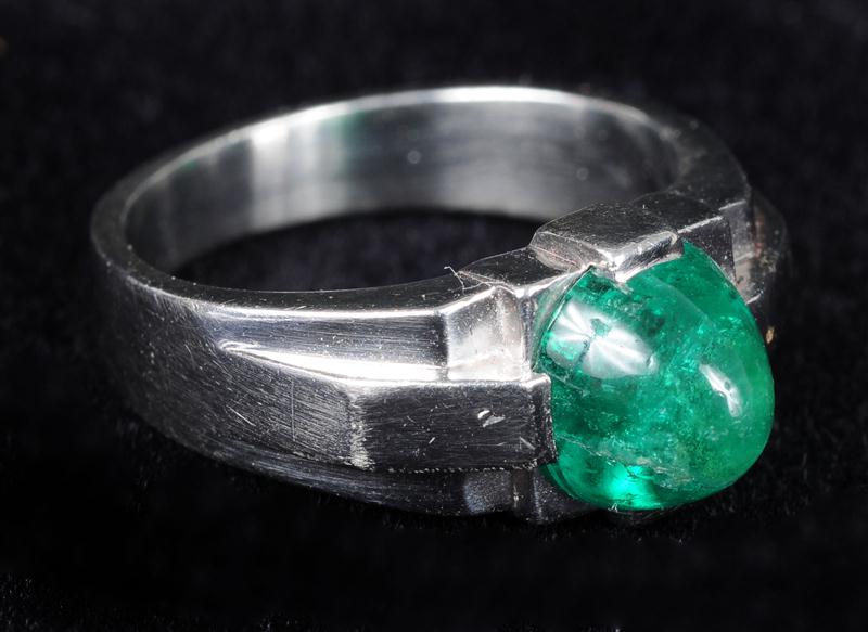 PLATINUM AND CABOCHON EMERALD RING 1410bd