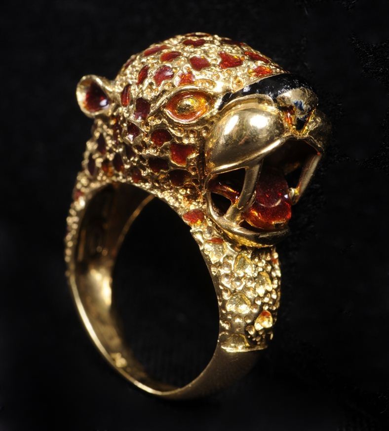SIX RINGS AND A GOLD FROG PENDANT 1416c1