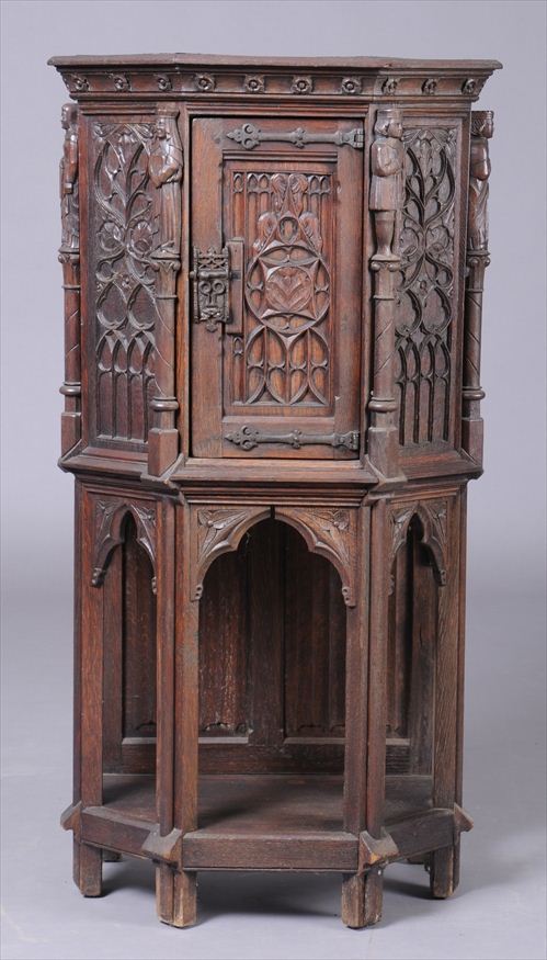 GOTHIC STYLE CARVED OAK AMBOY The
