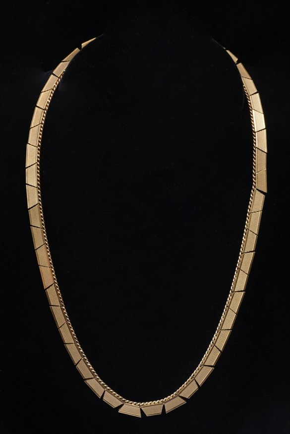 GOLD LINK NECKLACE Mounted to a rope