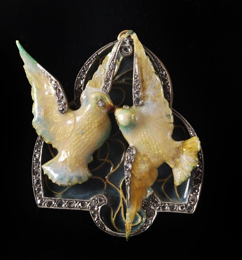 ART NOUVEAU DOVE BROOCH Approx. 1 3/4