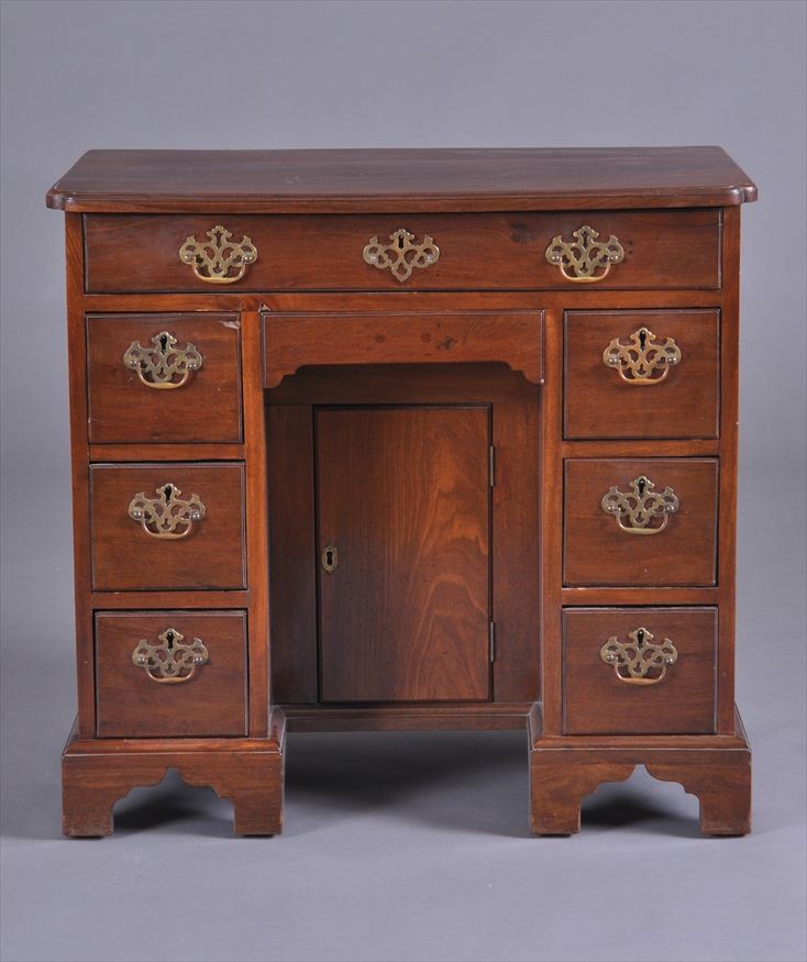 GEORGE III MAHOGANY KNEEHOLE DESK 1417f8