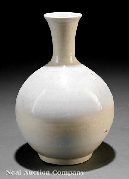A Korean White Glaze Porcelain