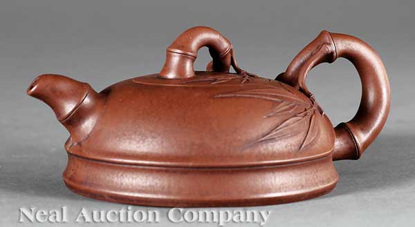 A Chinese Yixing Pottery Teapot 142108