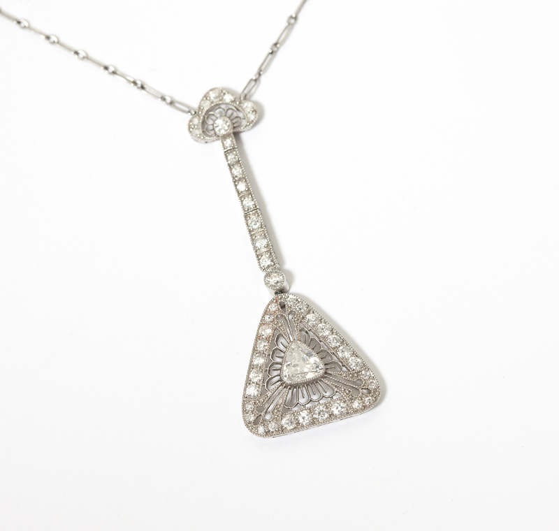 A diamond and platinum necklace 1422db