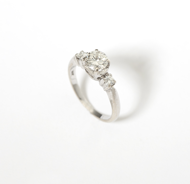 A diamond and white gold ring 14K