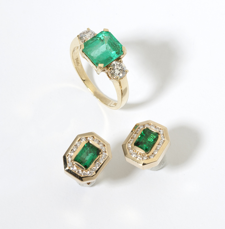 An emerald and diamond ring together 14236b