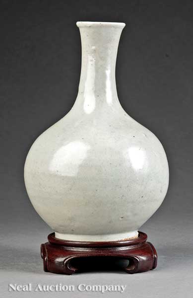 A Korean White Glazed Porcelain 140a63