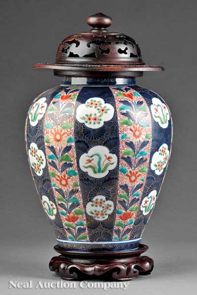 A Japanese Porcelain Jar late Edo Meiji 140a5c