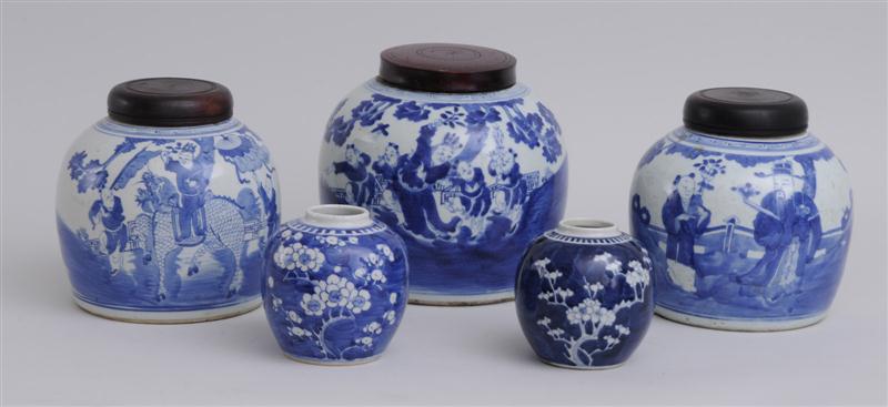 THREE CHINESE BLUE AND WHITE GINGER 140a92