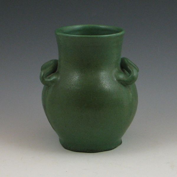 Southern pottery vase in rich matte 1441d7