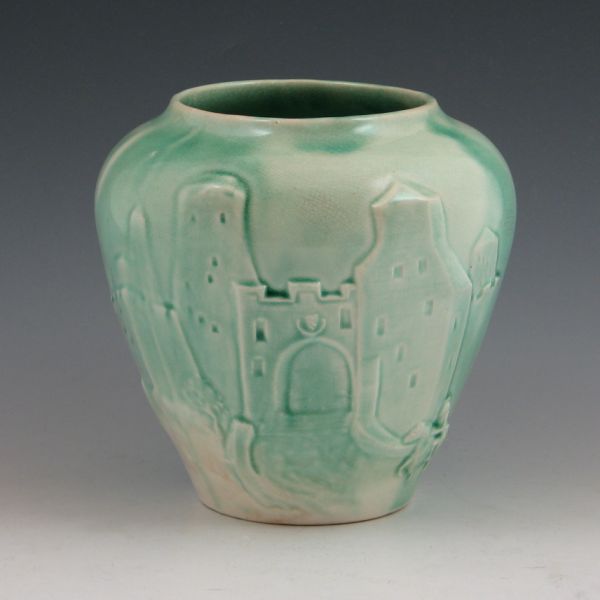 Meric castle vase in light green gloss.