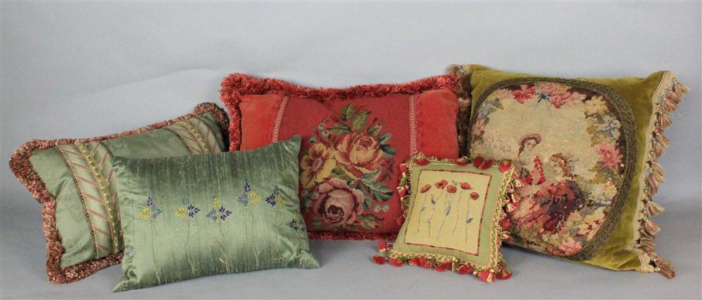 A GROUP OF FIVE ASSORTED CUSHIONS 145c47