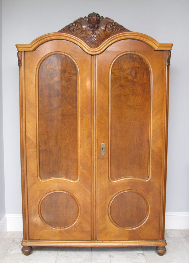 CARVED FRENCH ARMOIRE Carved crest 145cc3