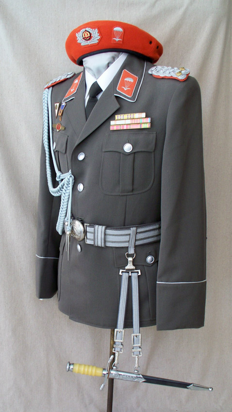 EAST GERMAN PARATROOPER OFFICER