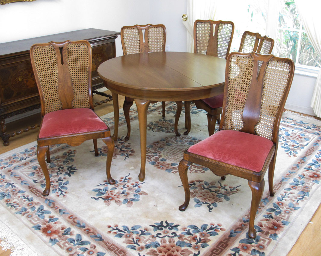 QUEEN ANNE STYLE DINING TABLE AND CHAIRS: