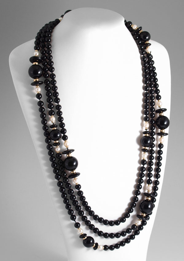 ONYX AND PEARL NECKLACE: Necklace