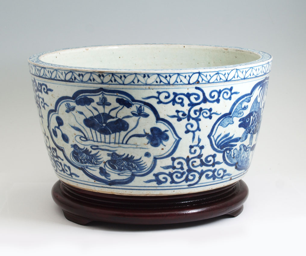 CHINESE BLUE DECORATED BRUSH POT: