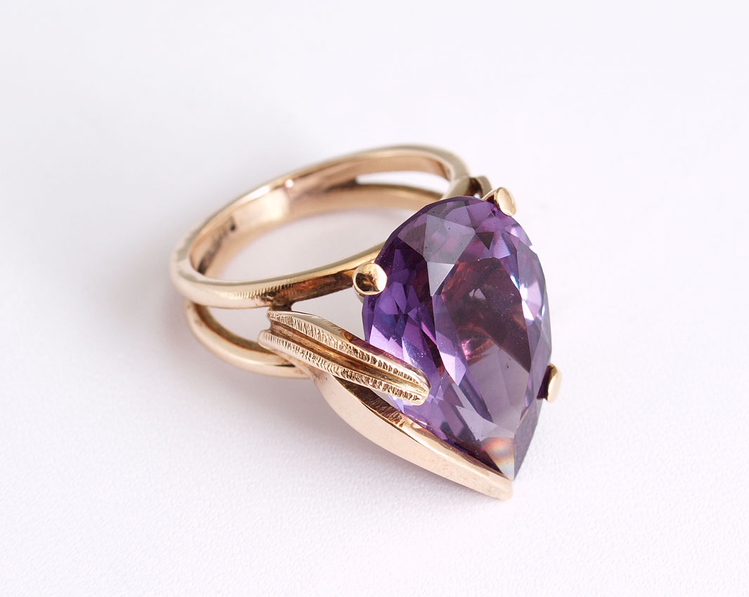 14K COLOR CHANGE SAPPHIRE RING: