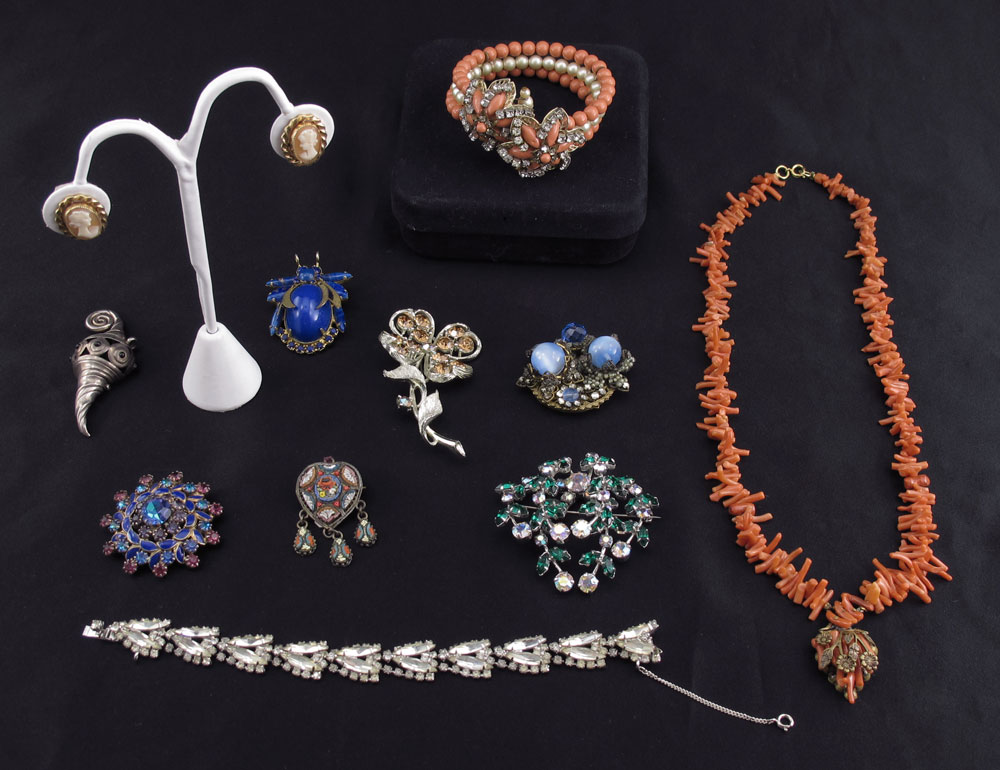 TRAY LOT OF COSTUME JEWELRY: To