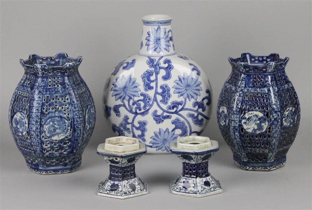 A PAIR OF CHINESE BLUE AND WHITE