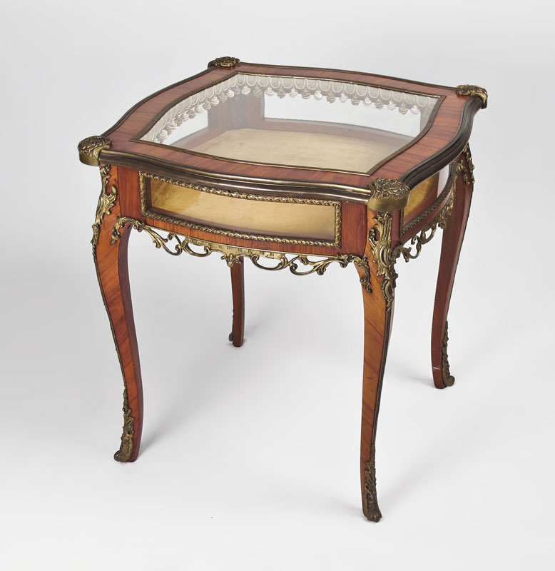 ITALIAN ORMOLU VITRINE TABLE IN 14651e