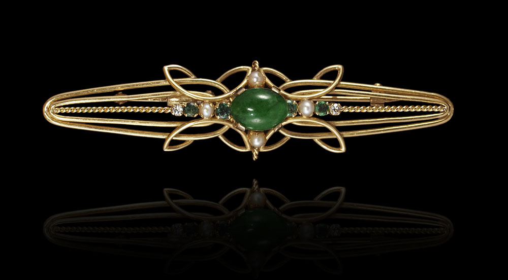 18K JADE EMERALD AND DIAMOND BROOCH  1465b4