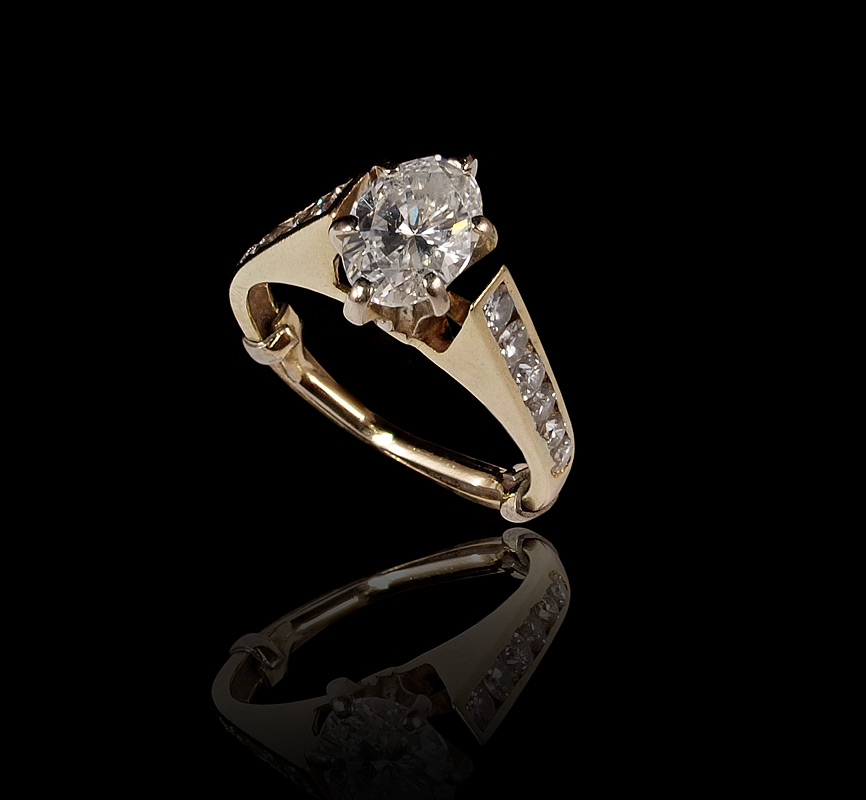 1.30 CTW OVAL DIAMOND RING: 14K