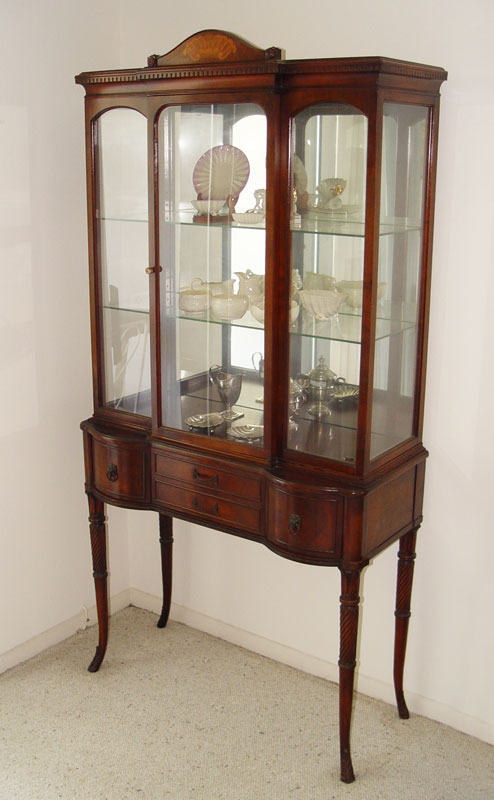 A PETITE MAHOGANY DISPLAY CURIO CABINET: