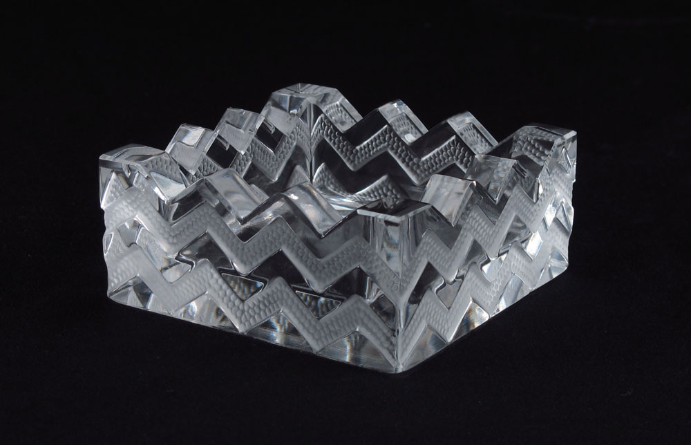 LALIQUE ZIG ZAG STIPPLED TRAY: Signed