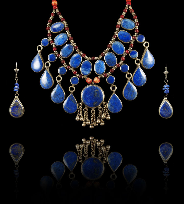 A MOST DRAMATIC SODALITE AND CORAL 1469f4