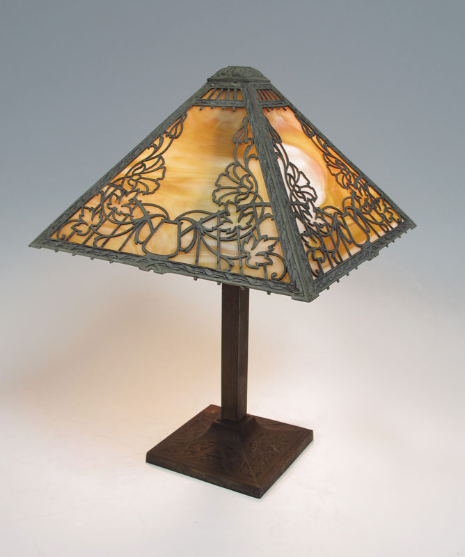 VINTAGE SLAG GLASS TABLE LAMP: