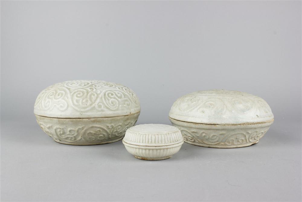 THREE CHINESE MOLDED FUKIEN COVERED 146c38